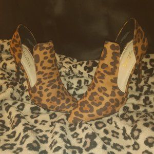 ~~BRAND NEW~~ Leopard print heeled closed toe ankle booties